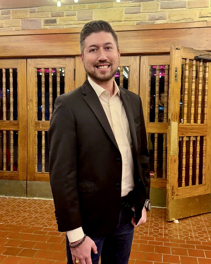 Professional portrait of Derrick Cleveland